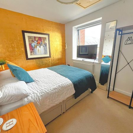 Gold Penthouse Room 5Min To Basingstoke Hospital Extérieur photo