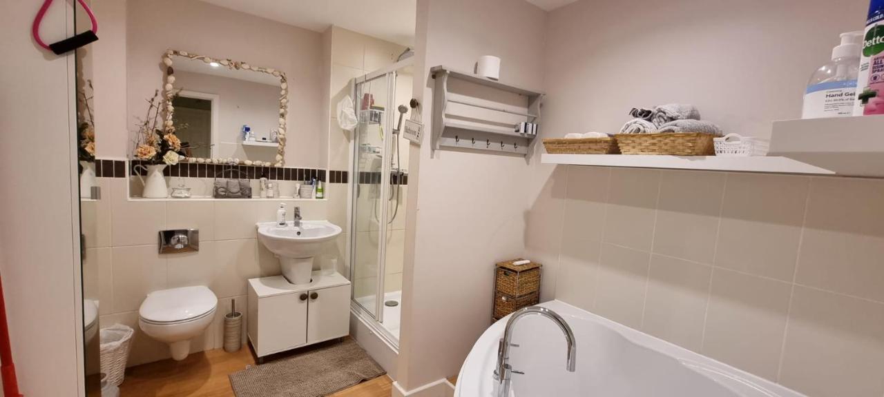 Gold Penthouse Room 5Min To Basingstoke Hospital Extérieur photo